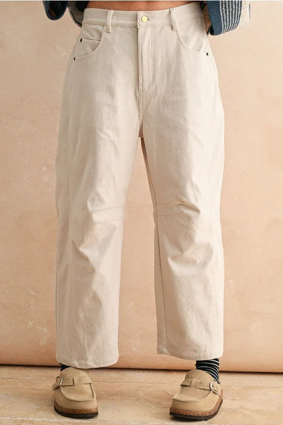 Beige corduroy barrel pants with pockets and button closure, made of cotton or linen