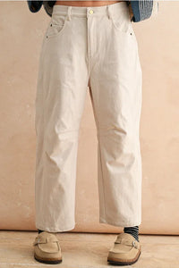 Beige corduroy barrel pants with pockets and button closure, made of cotton or linen