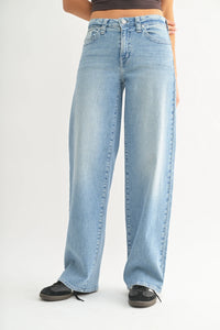Light wash wide-leg Low Slung Vintage Straight Denim Jeans for a stylish look
