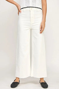 White wide-leg High-Waisted Straight Pants Jeans with back patch pockets for stylish outings