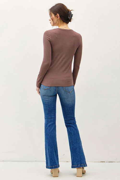 Womenās washed basic scoop neck ribbed shirt with blue flare jeans