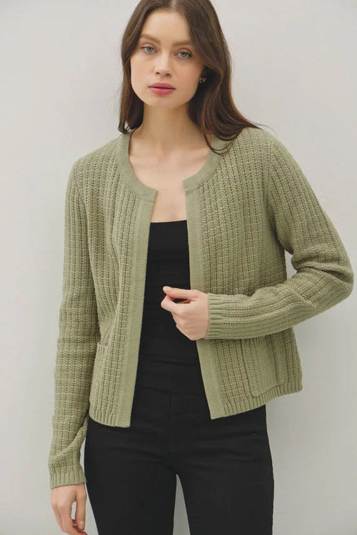 Womenās olive green chunky knit open front cardigan with long sleeves and front pockets