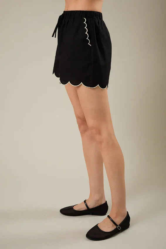 High waist scallop edge shorts in black with white zigzag side stitching