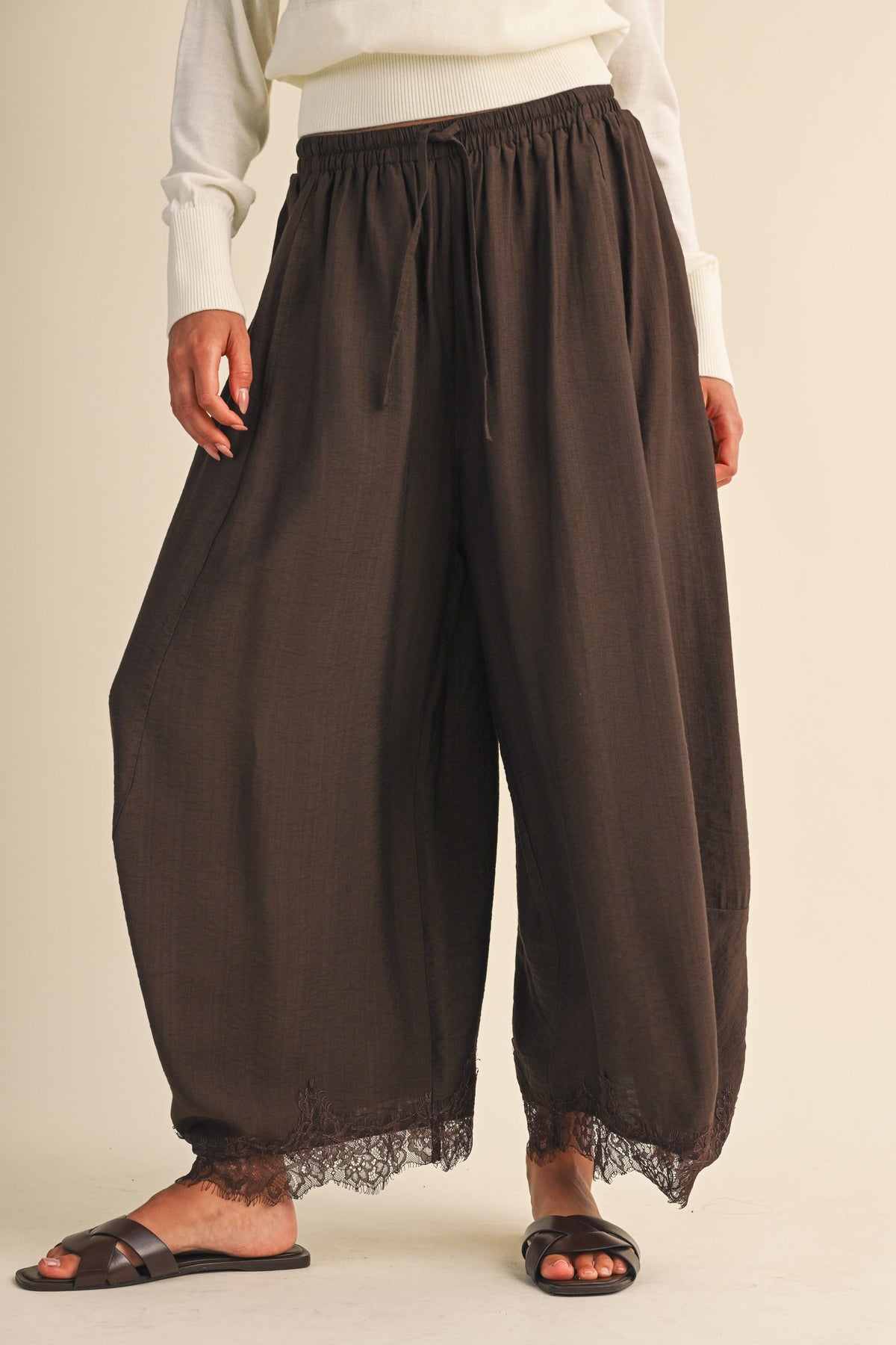 BARREL FIT PANTS WITH LACE TRIM ON THE BOTTOM HEM