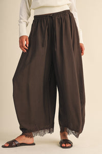 BARREL FIT PANTS WITH LACE TRIM ON THE BOTTOM HEM