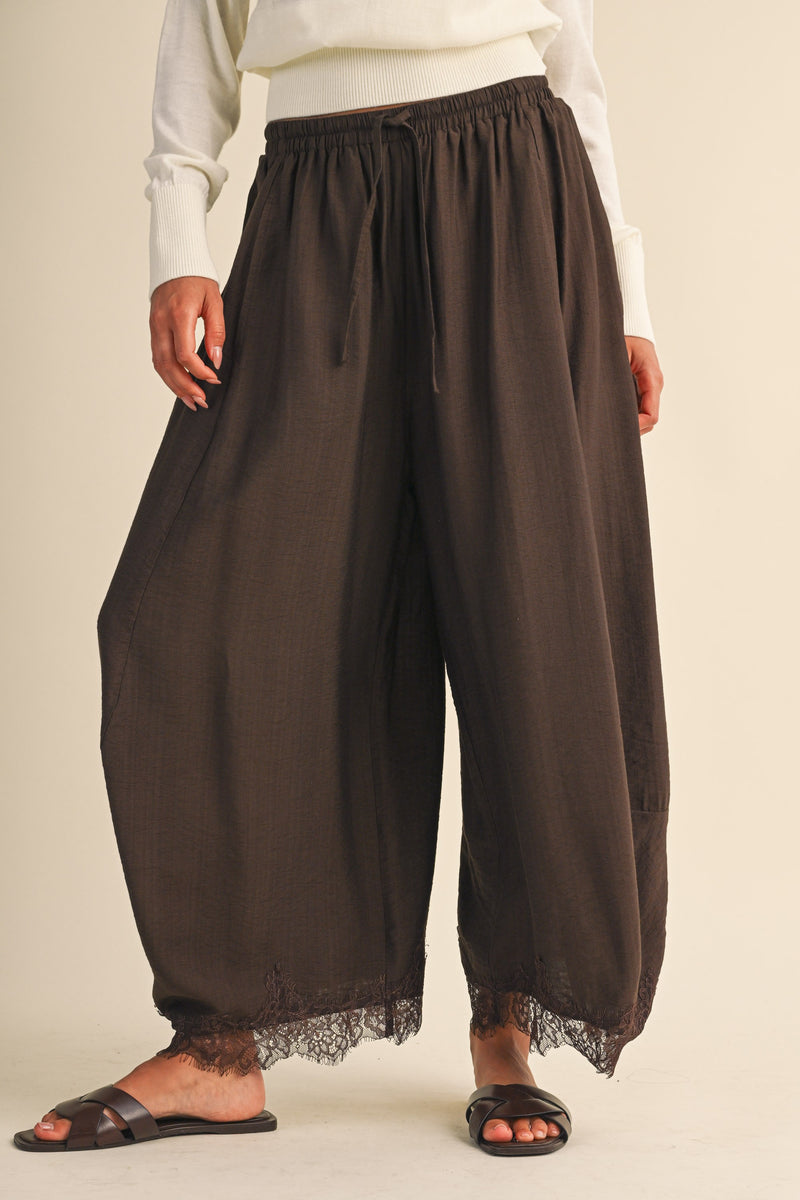 BARREL FIT PANTS WITH LACE TRIM ON THE BOTTOM HEM
