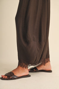 BARREL FIT PANTS WITH LACE TRIM ON THE BOTTOM HEM