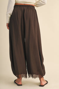 BARREL FIT PANTS WITH LACE TRIM ON THE BOTTOM HEM