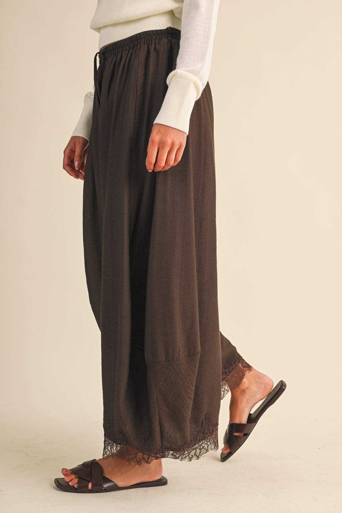 BARREL FIT PANTS WITH LACE TRIM ON THE BOTTOM HEM