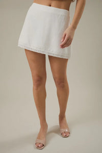 Elastic back trim mini skirt with white lace hem detail