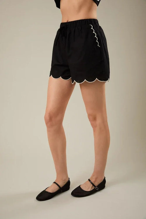 High waist scallop edge shorts in black with white side embroidery