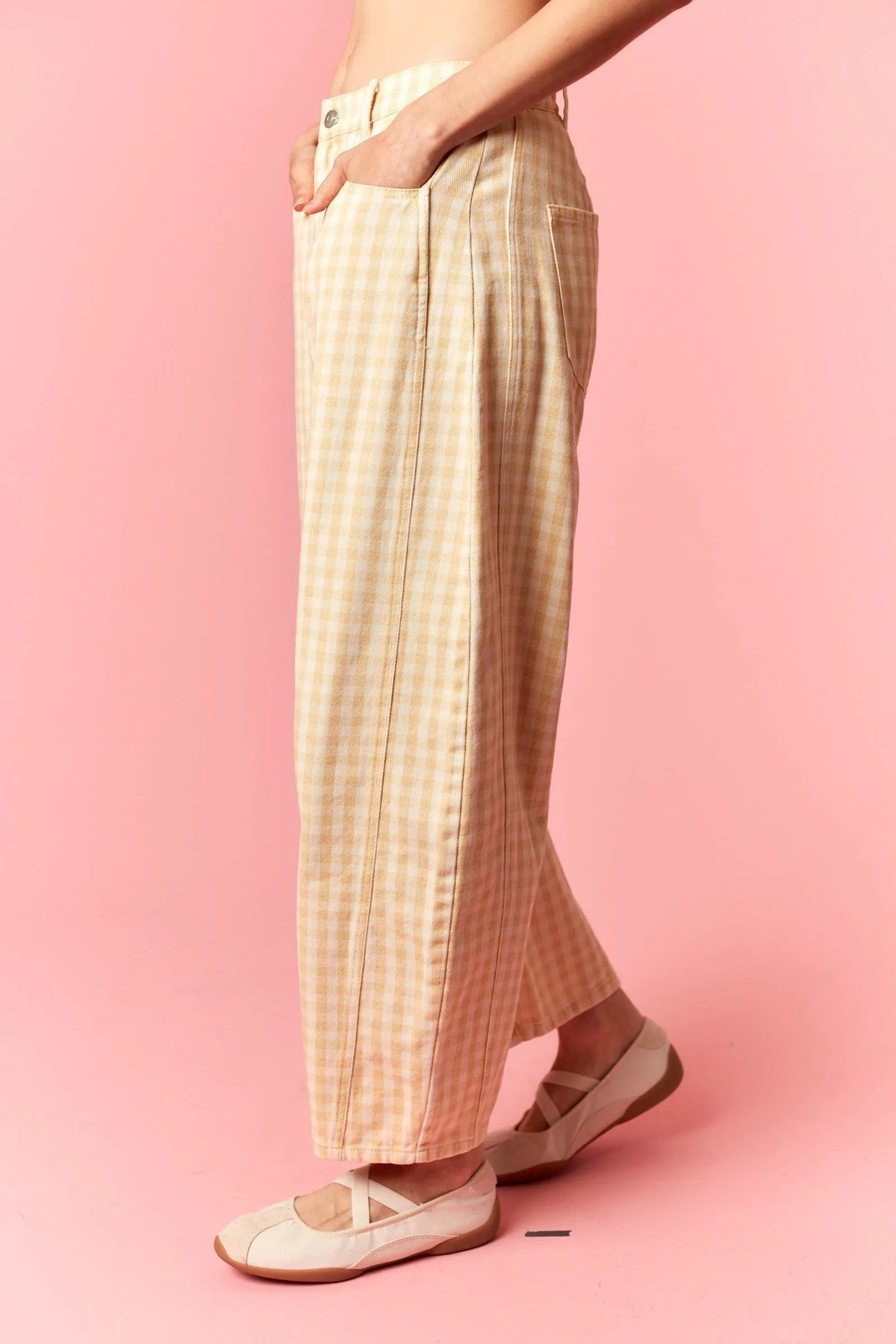 Beige and cream checkered wide-leg trousers with relaxed fit in washed gingham printed twill barrel style