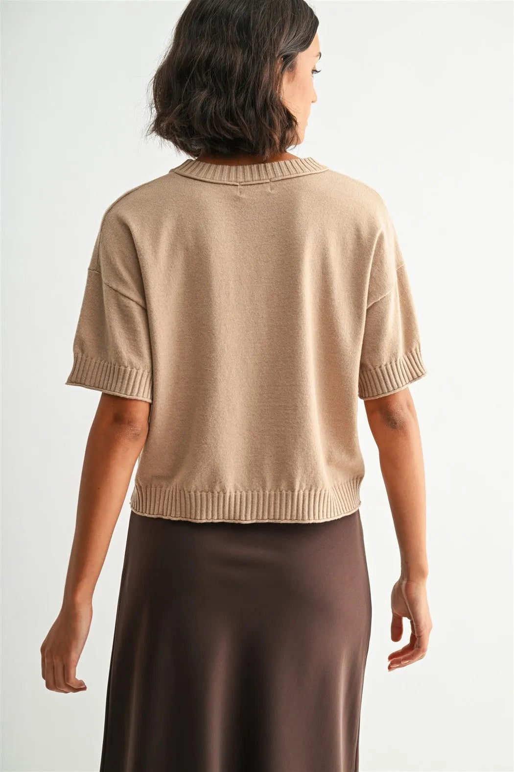 Beige short-sleeved knit crew neck crop cardigan with ribbed cuffs and hem featuring crop row edge design