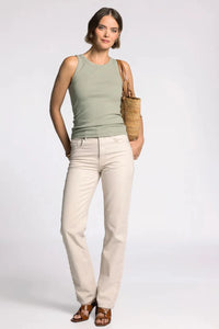 Edlin basic tank with beige straight-leg jeans, classic cut