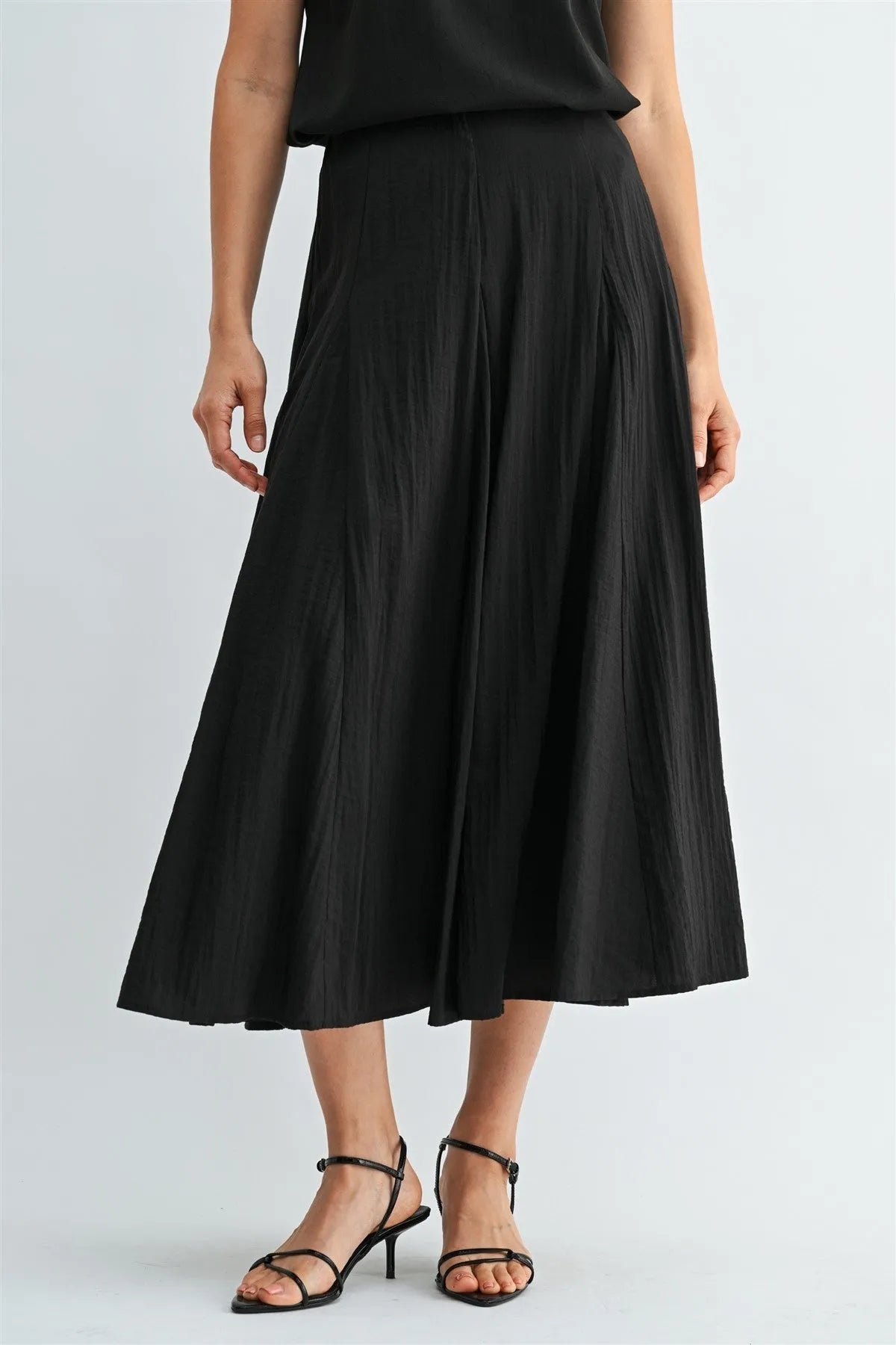 Black godet midi skirt with flowing lightweight fabric and side zipper in pleated design for elegant wear