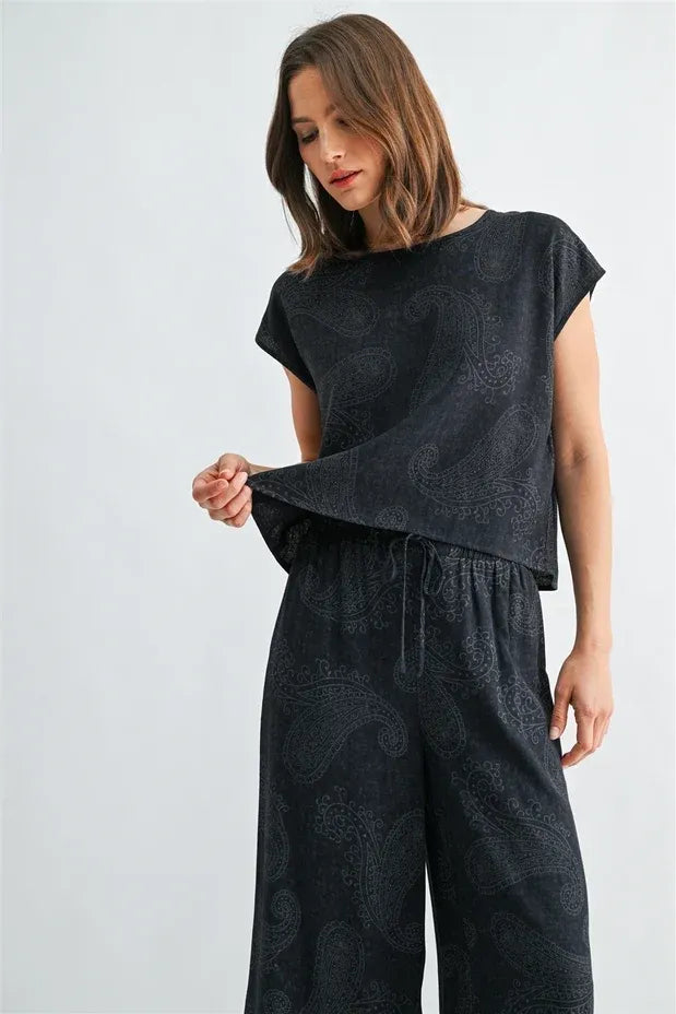 Black short-sleeved paisley printed wide shoulder top made of soft fabric for stylish casual wear