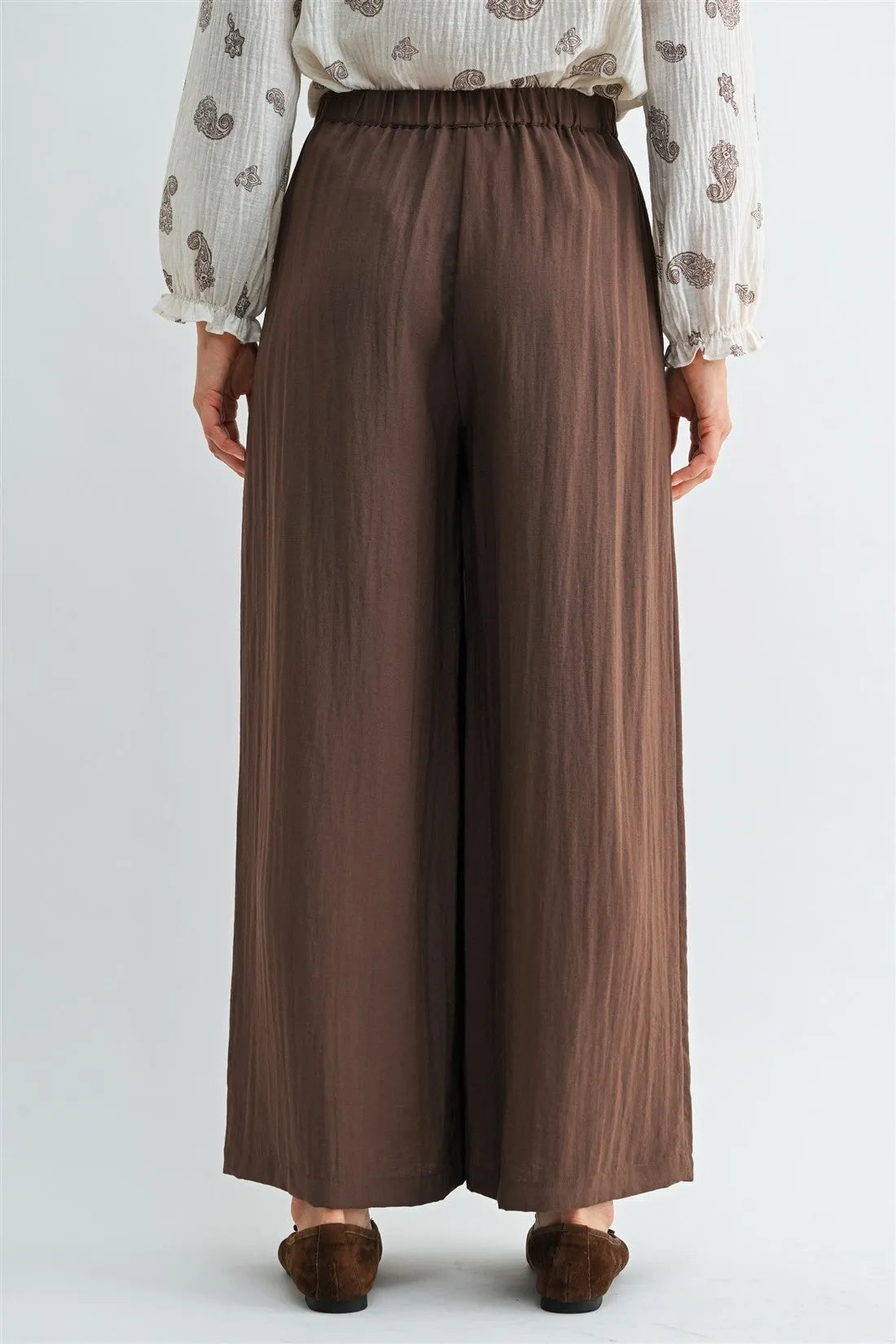 Brown pleated wide leg pants with elastic waist and side pockets ideal for comfortable casual wear