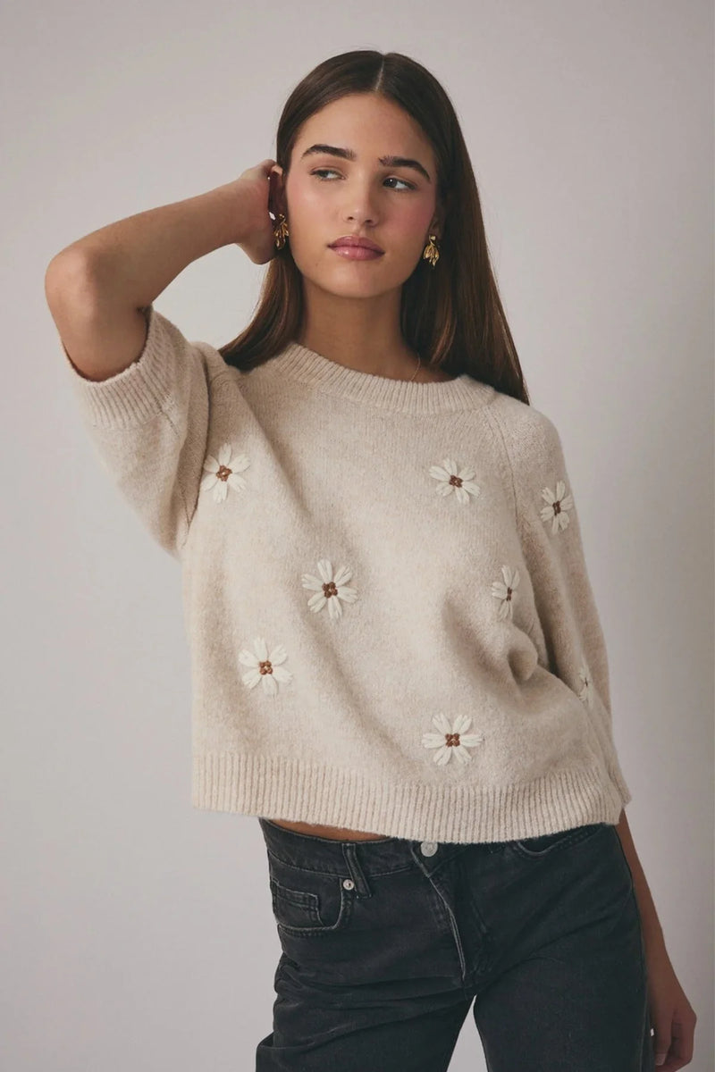 Flower round neck short sleeve sweater with cream knit and white daisy appliques