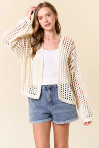 Cream-colored crochet fishnet cropped open cardigan with long sleeves and loose fit in open-knit material
