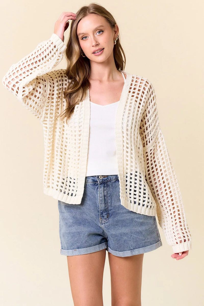 Cream-colored crochet fishnet cropped open cardigan with long sleeves and loose fit in open-knit material