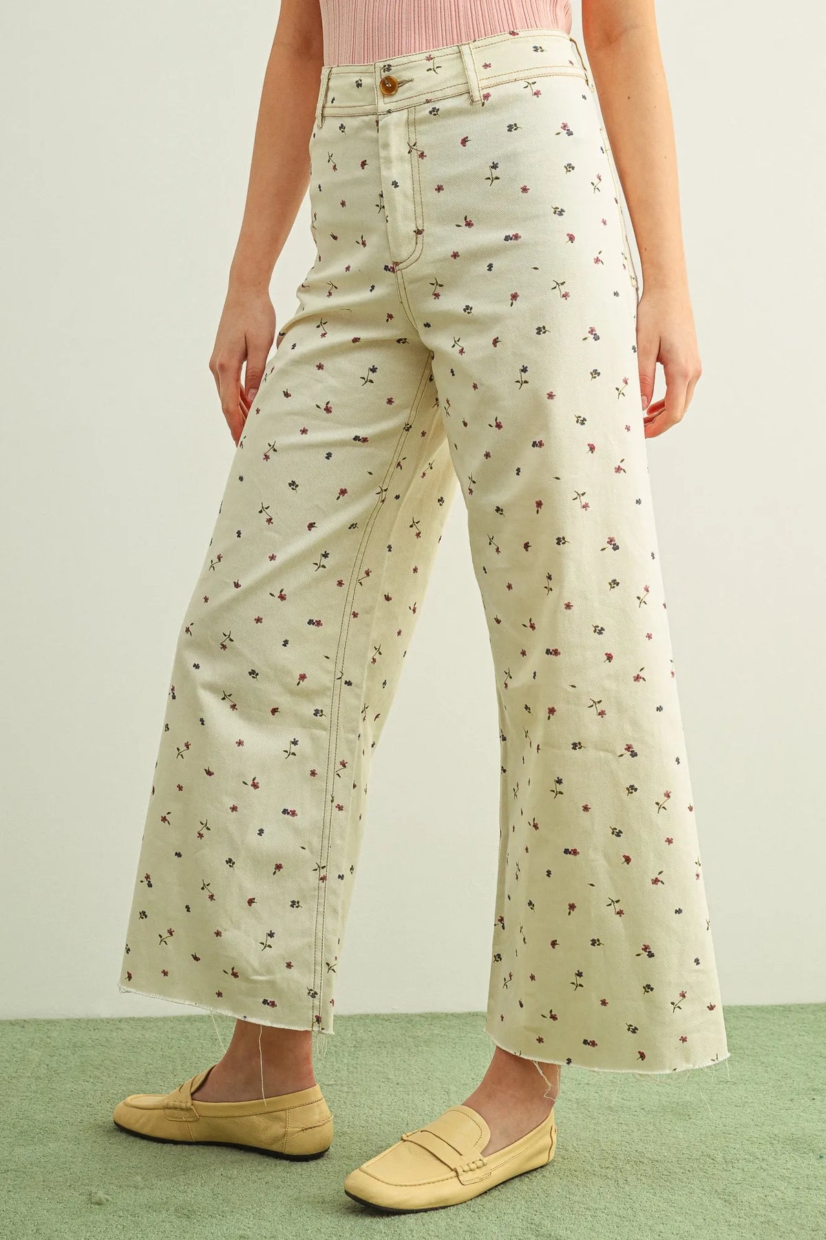 Cream-colored floral print stretched wide-leg pants with delicate pattern and frayed hems in print stretched pants style