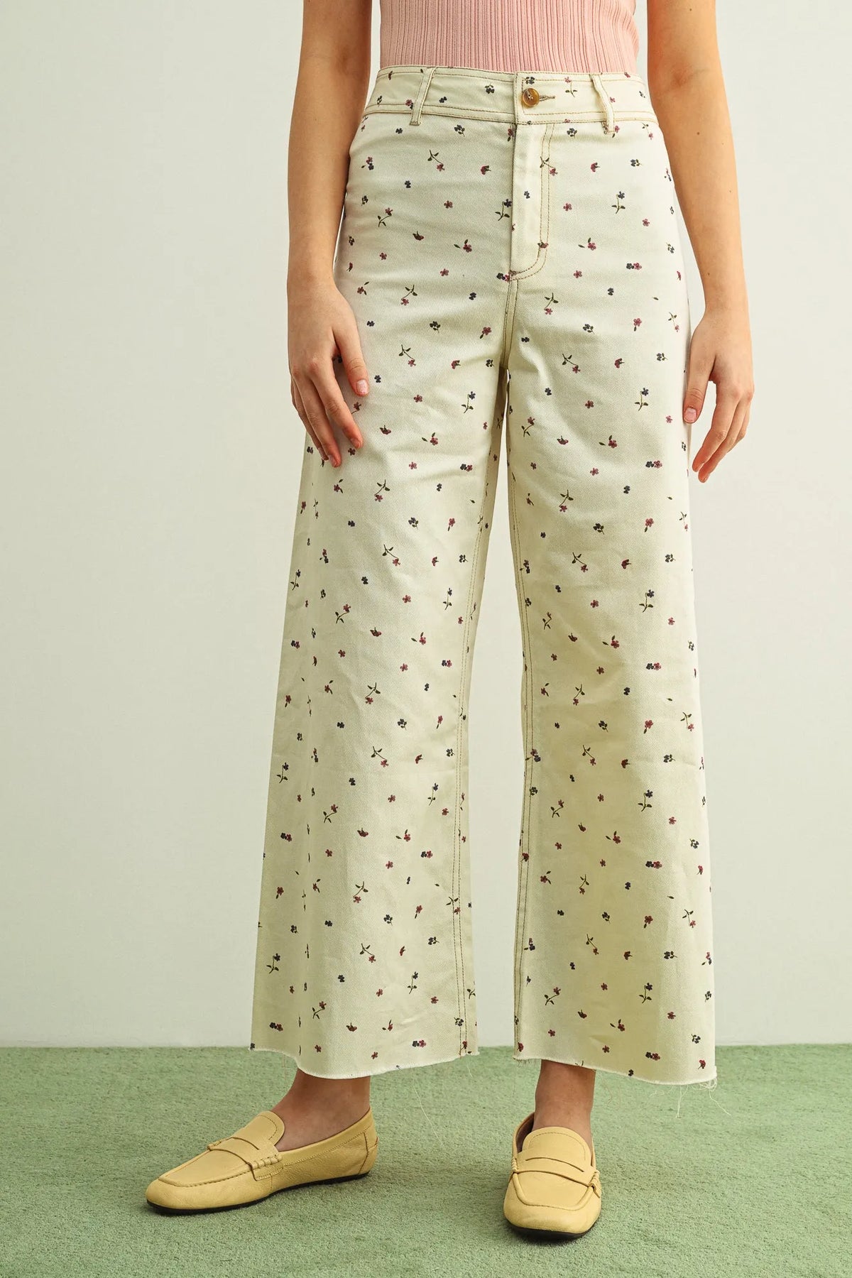 Cream-colored wide-leg floral print stretched pants in lightweight denim with soft pink and green floral patterns