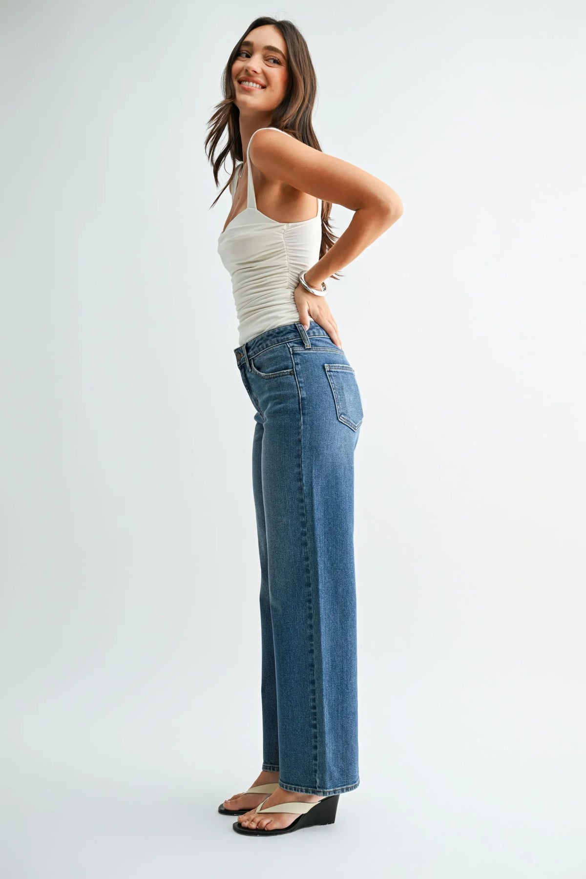 High-waisted loose low rise stretch straight denim jeans in blue with classic five-pocket design and straight-leg cut