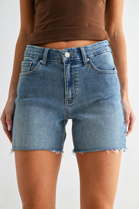 Low rise walking denim short in medium blue wash with frayed hem