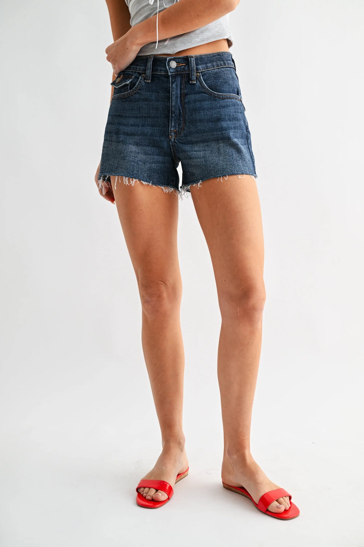 High-waisted stretch scissor cut shorts in denim with a frayed hem and classic five-pocket design
