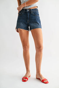 High-waisted stretch scissor cut shorts in denim with a frayed hem and classic five-pocket design