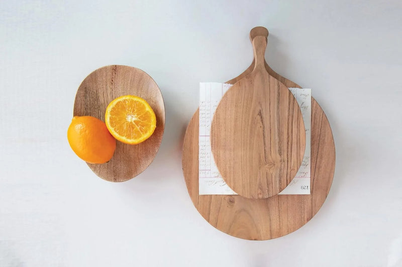 Round acacia wood cutting board with handle and natural grain