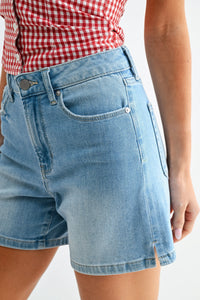 Mid rise walking denim short with slit, light-wash high waist and pockets