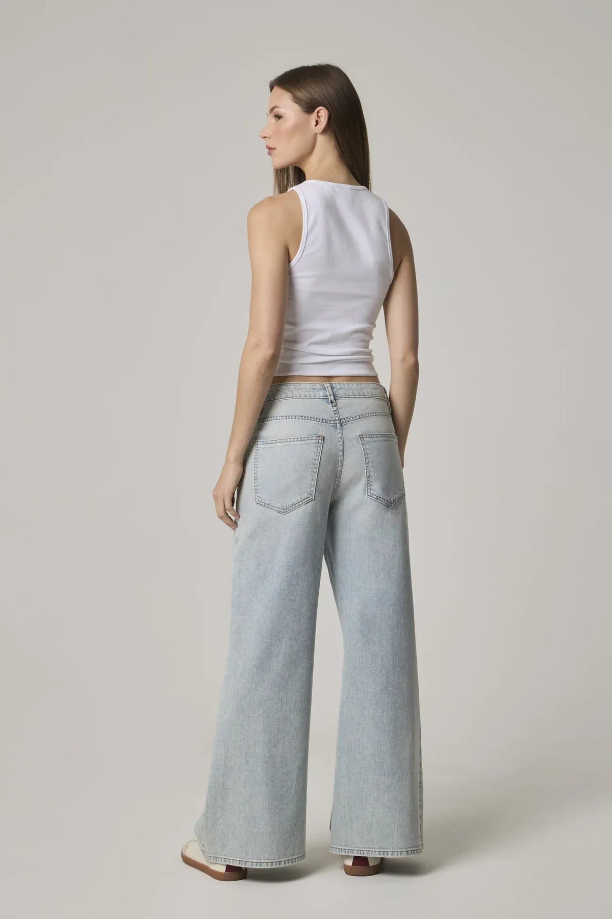 Light-wash denim high rise wide leg jeans with classic five-pocket design edyson cary front and back yoke