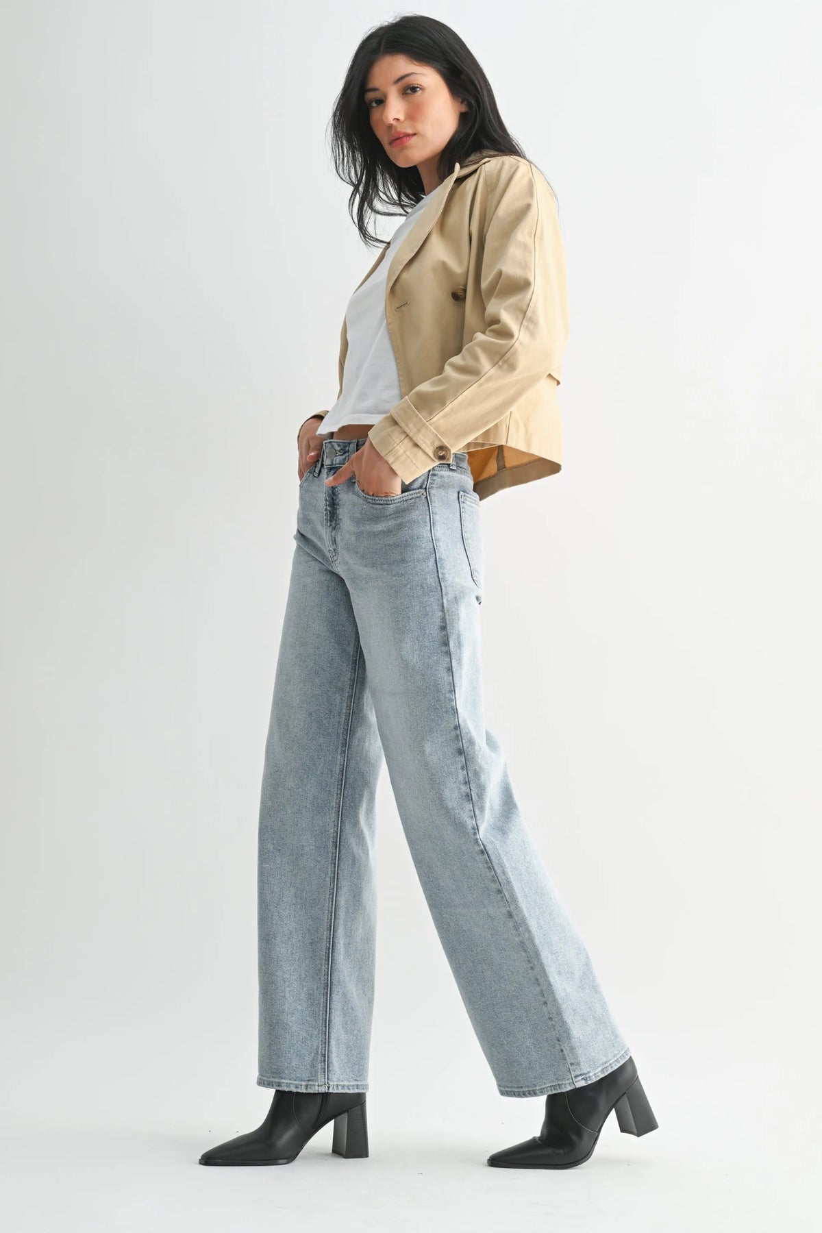 High rise full length straight light-wash denim jeans with wide-leg relaxed fit and classic stitching detailing