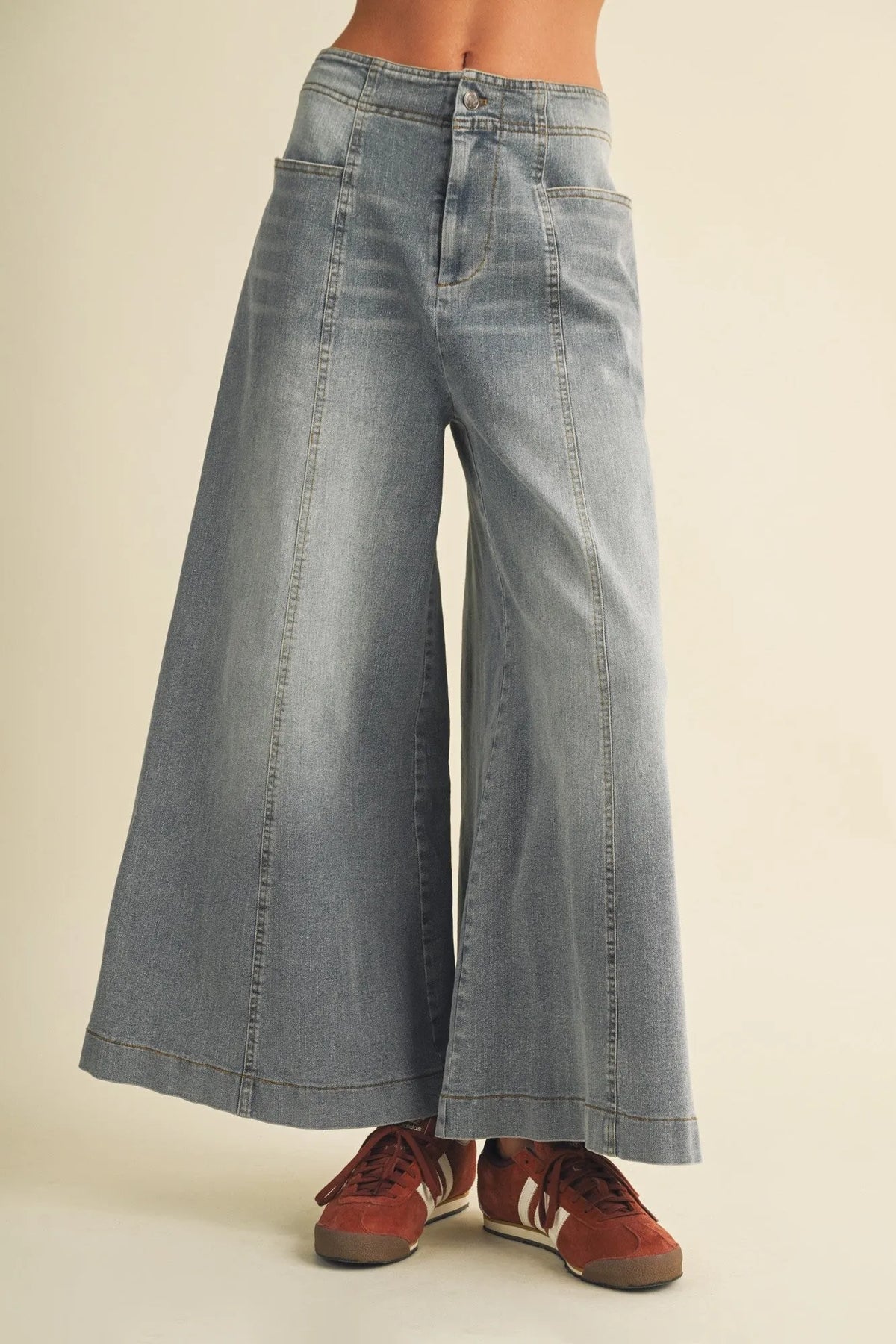 Light-wash vertical seam wide leg denim pants with high waist and classic stitching for a stylish look