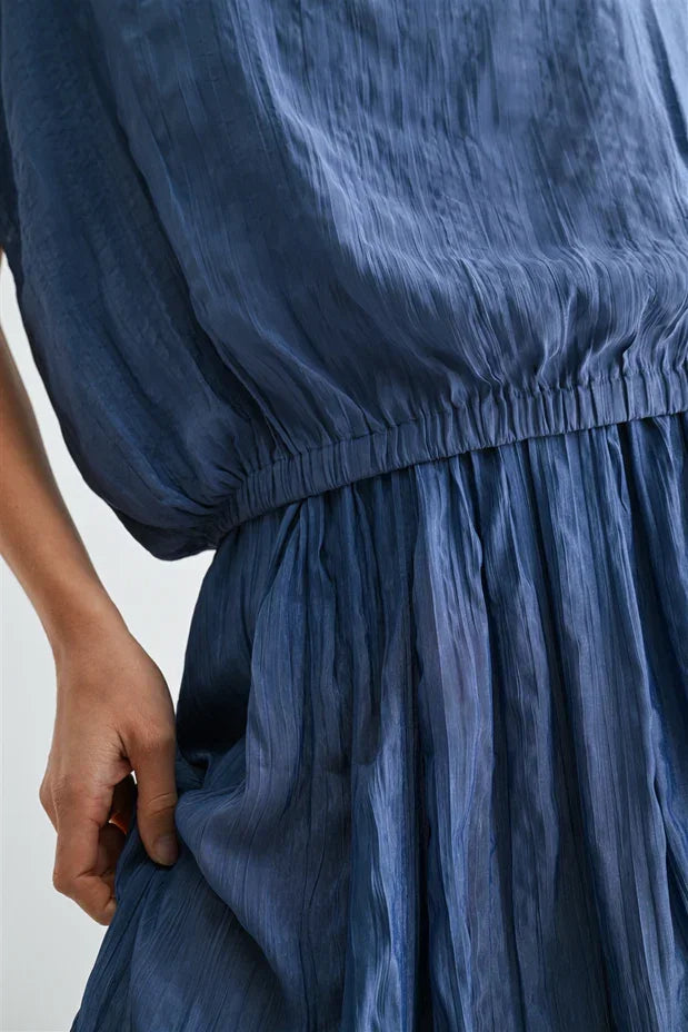 Crinkle satin elastic hem top in navy blue flowing crinkled fabric