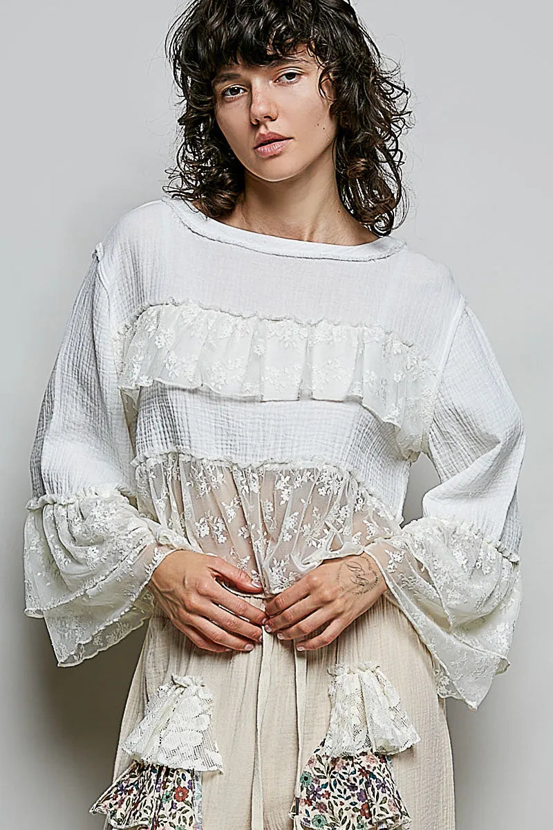 White layered blouse with lace ruffle and round neck flared sleeve made of double gauze fabric