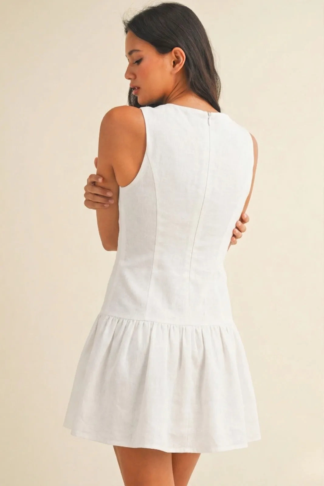 White round neck button sleeveless mini dress with fitted back and flared skirt for elegant occasions
