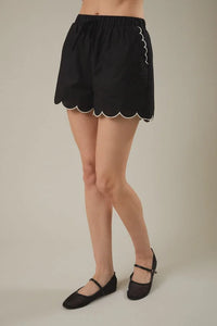 High waist scallop edge shorts in black with white side trim
