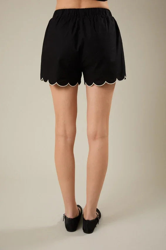 High waist scallop edge shorts in black with white trim