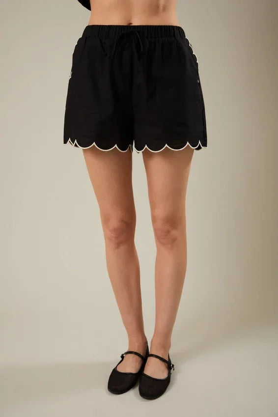 High waist scallop edge shorts in black with white trim