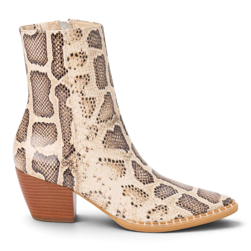 CATY LEATHER POINTED TOE WESTERN ANKLE BOOTIES
