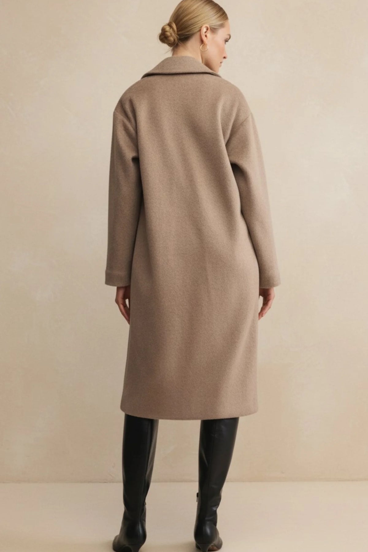 Oversized fit earthy long coat in beige wool with classic collar