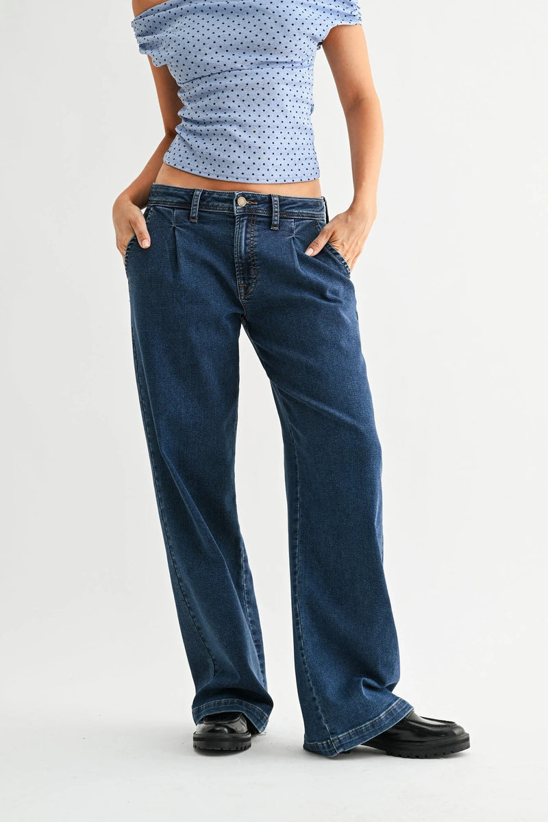 Mid rise relaxed straight trouser in blue denim with belt loops