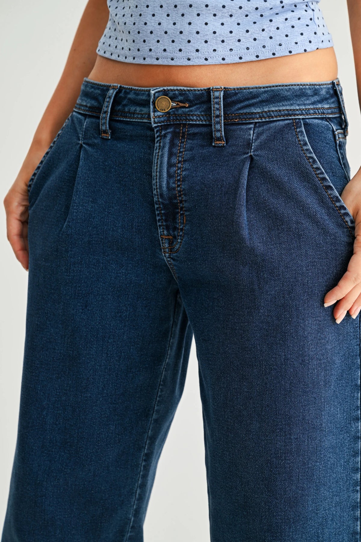 Mid rise relaxed straight trouser in blue denim with button fly and pleats