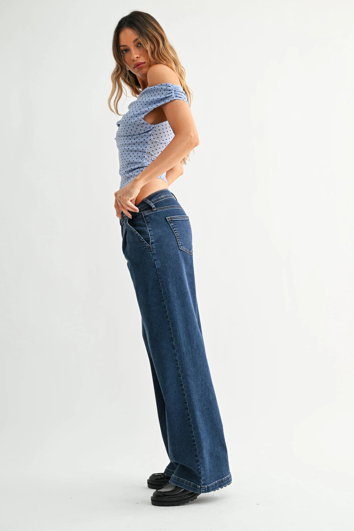 Mid rise relaxed straight trouser: blue wide-leg jeans with frayed hem and button fly