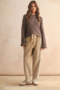 Round neck knitted sweater with brown texture, drawstring pants, white sneakers