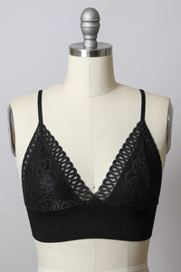 Close-up of WAISTBAND LOOP LACE SEAMLESS BRAMI BRALETTE on a mannequin with black bra