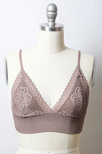 Close-up of WAISTBAND LOOP LACE SEAMLESS BRAMI BRALETTE on a mannequin against white background