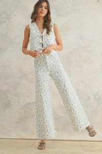 Floral print sleeveless jumpsuit with stretched pants and stylish print stretched design